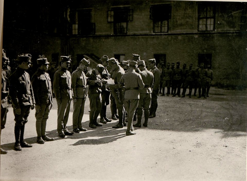 Dekorierung v.Mannschaftspersonen des X.Armee-Komdos. (17-8.1917.) (BildID 15802148)