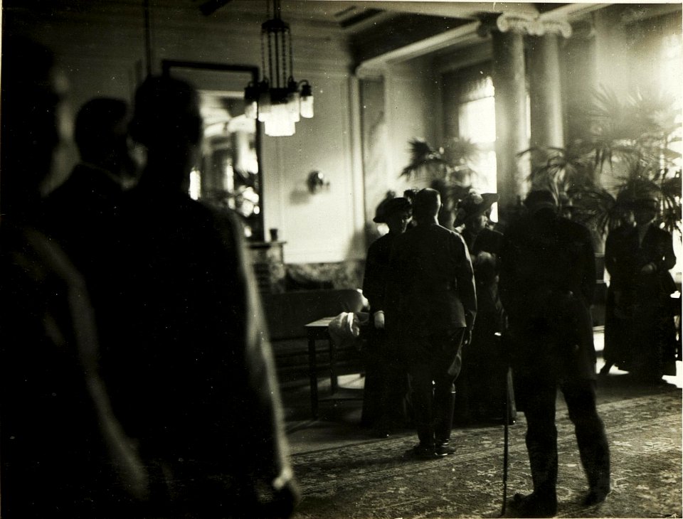 Dekorierung zweier Damen durch Sr.Exellz.G.O.v.Krobatin in Villach. (9-V.1917.) (BildID 15500183)