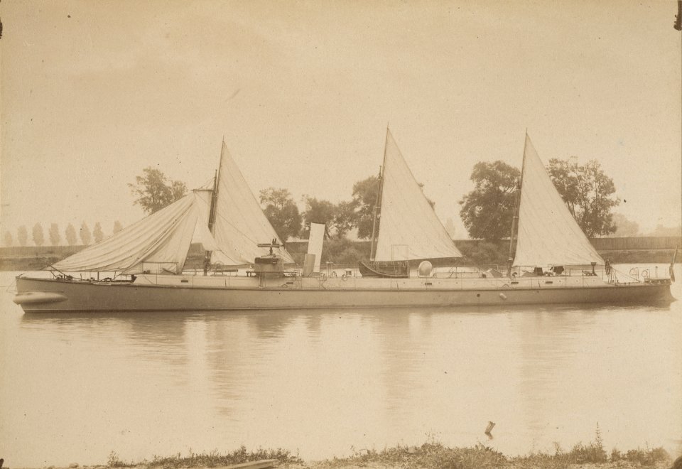 Delfinen at Thornycroft (cropped) - 1883