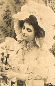Delinières. Belle avec robe et chapeau blancs et bijoux