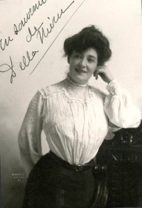 Della Niven, stage actress (SAYRE 7856)