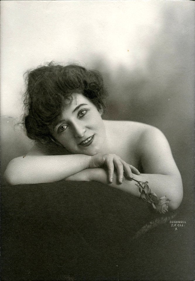 Della Niven, stage actress (SAYRE 7621)