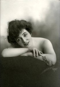 Della Niven, stage actress (SAYRE 7621)