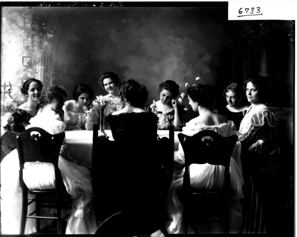 Delta Kappa Epsilon and Sigma Chi Girls group portrait 1905 (3200503834)