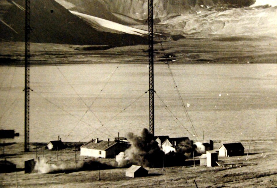 Demolition of wireless station at Spitzbergen, Operation Gauntlet, 1941 (22418716705)