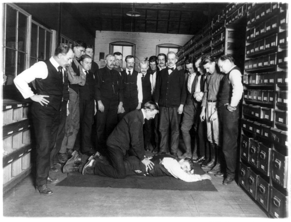 Demonstration of artificial respiration at the Chesapeake & Potomac Telephone Co., Washington, D.C. LCCN2001706368