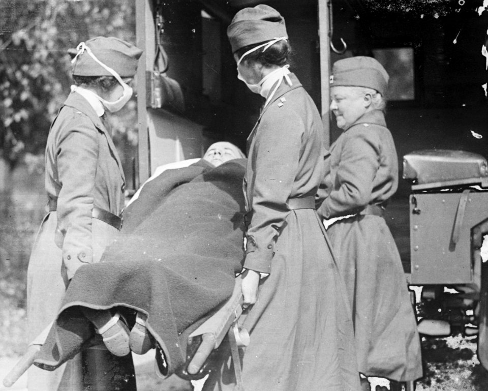 Demonstration at the Red Cross Emergency Ambulance Station in Washington, D.C., during the influenza pandemic of 1918 LCCN2016844533 (cropped)