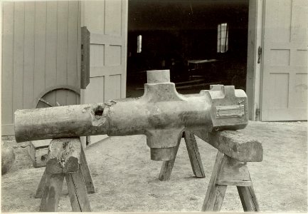 Demontiertes Panzer Haubitzrohr. (BildID 15460573)