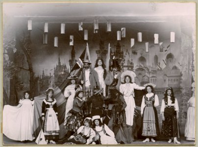 Den förgyllda lergöken, Kristallsalongen 1900. Gruppbild - SMV - H11 022