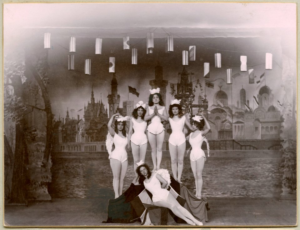 Den förgyllda lergöken, Kristallsalongen 1900. Gruppbild - SMV - H11 027