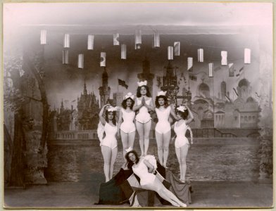 Den förgyllda lergöken, Kristallsalongen 1900. Gruppbild - SMV - H11 027