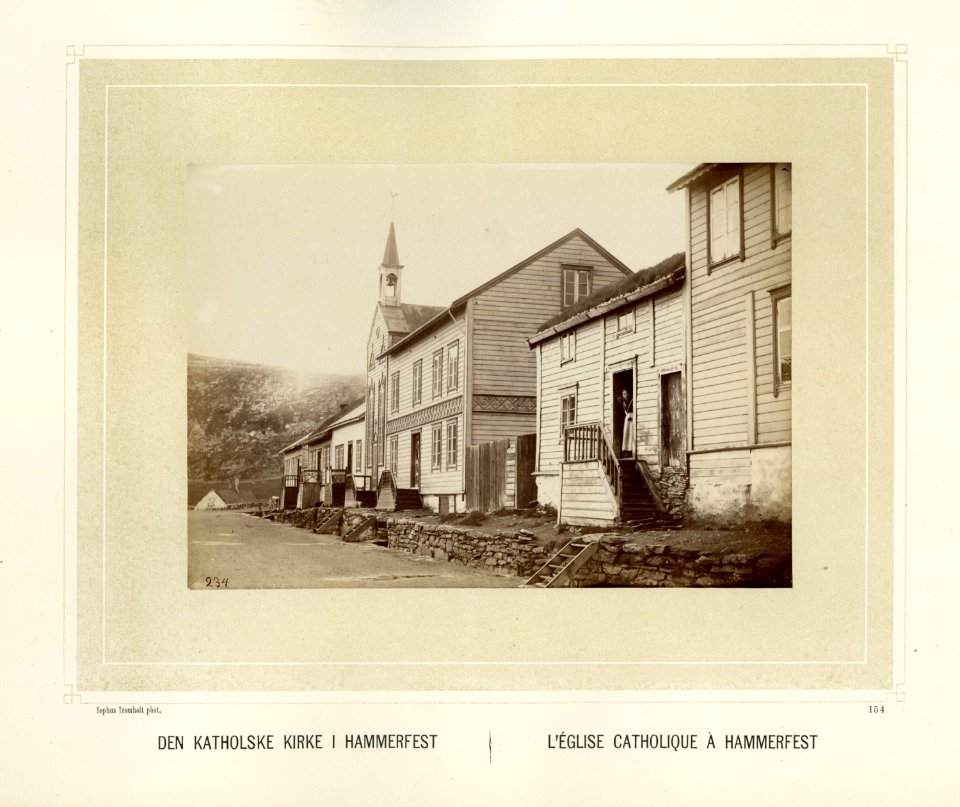 Den katolske kirke i Hammerfest i Finnmark. Gate med bebyggelse - Norsk folkemuseum - NF.15006-148