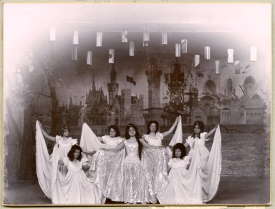 Den förgyllda lergöken, Kristallsalongen 1900. Gruppbild - SMV - H11 023