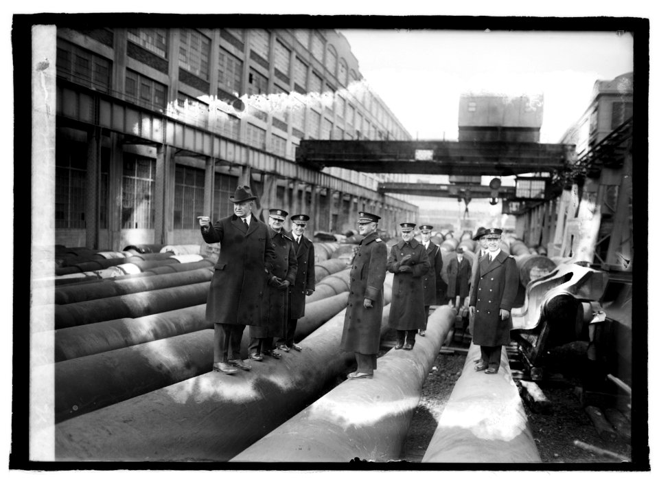 Denby at Navy Yard, 12-17-21 LCCN2016845897
