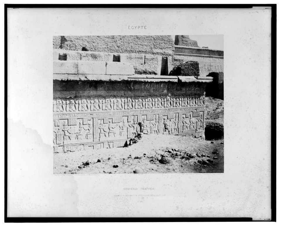 Dendérah (Tentyris) - mammisi - décoration extérieure de la face sud - Félix Teynard. LCCN2001695272