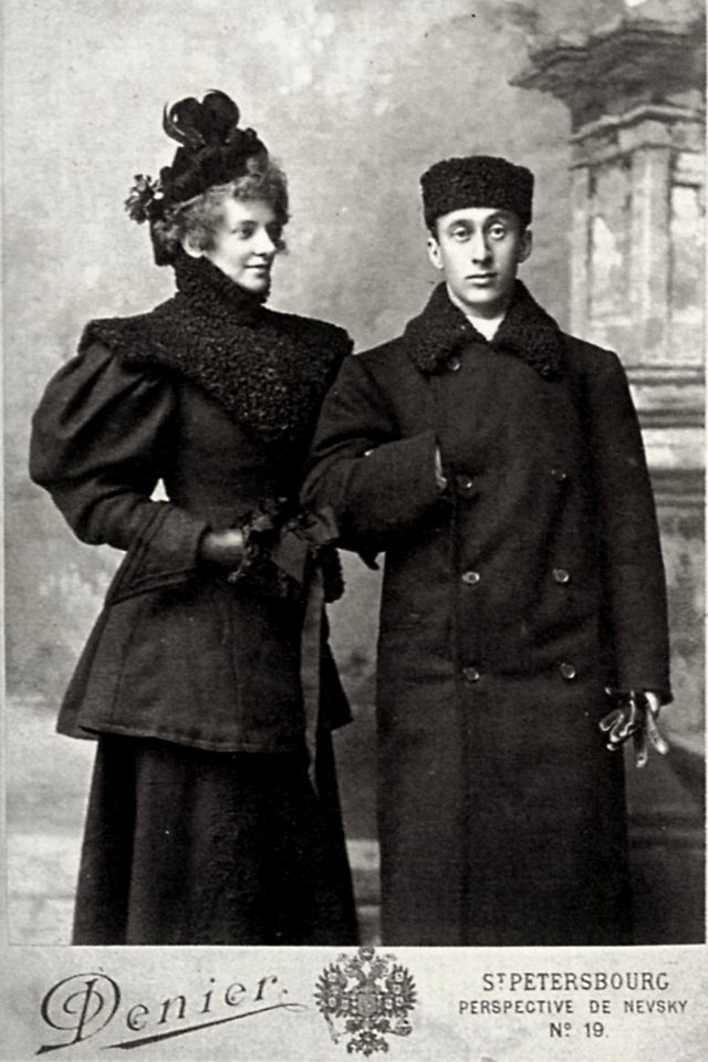 Denier, Andrej I. - Die russische Dichterin Zinaida Gippius in Begleitung des Kunsthistorikers und Balettkritikers A. Volynskij (Zeno Fotografie)