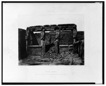Dendérah (Tentyris) - Temple d'Athôr - sanctuaire placé a l'angle sud-ouest de la plateforme inférieure - FT (monogram) Félix Teynard. LCCN2001695271