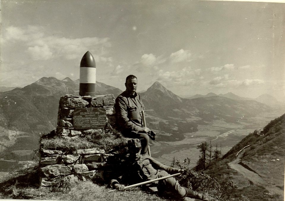 Denkmal der Batterie 2-46 auf der Mauthner-Alpe mit Batterie Kommandant Hauptmann HAAS. (BildID 15462351)