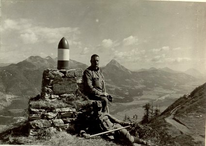Denkmal der Batterie 2-46 auf der Mauthner-Alpe mit Batterie Kommandant Hauptmann HAAS. (BildID 15462351)