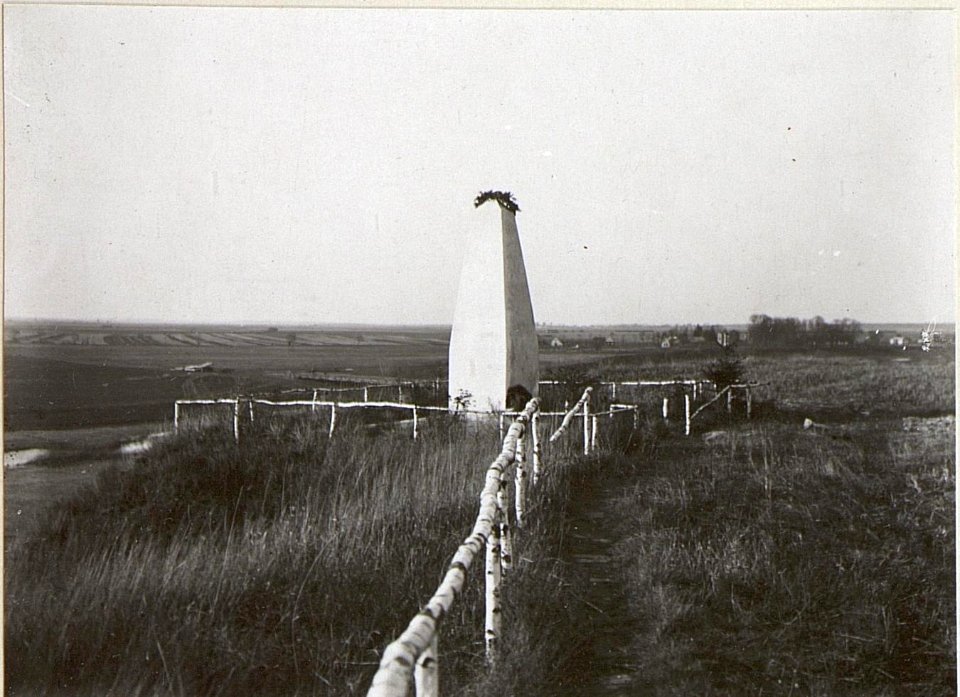 Denkmal des L.I.R.30 bei Skomovsky (BildID 15695483)