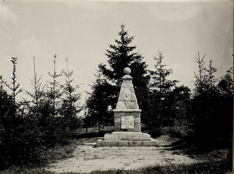 Denkmal des Gardefüsilier Regiments, Maikäferregiment, in Isypowce, 25. 6.1916 (BildID 15542289)