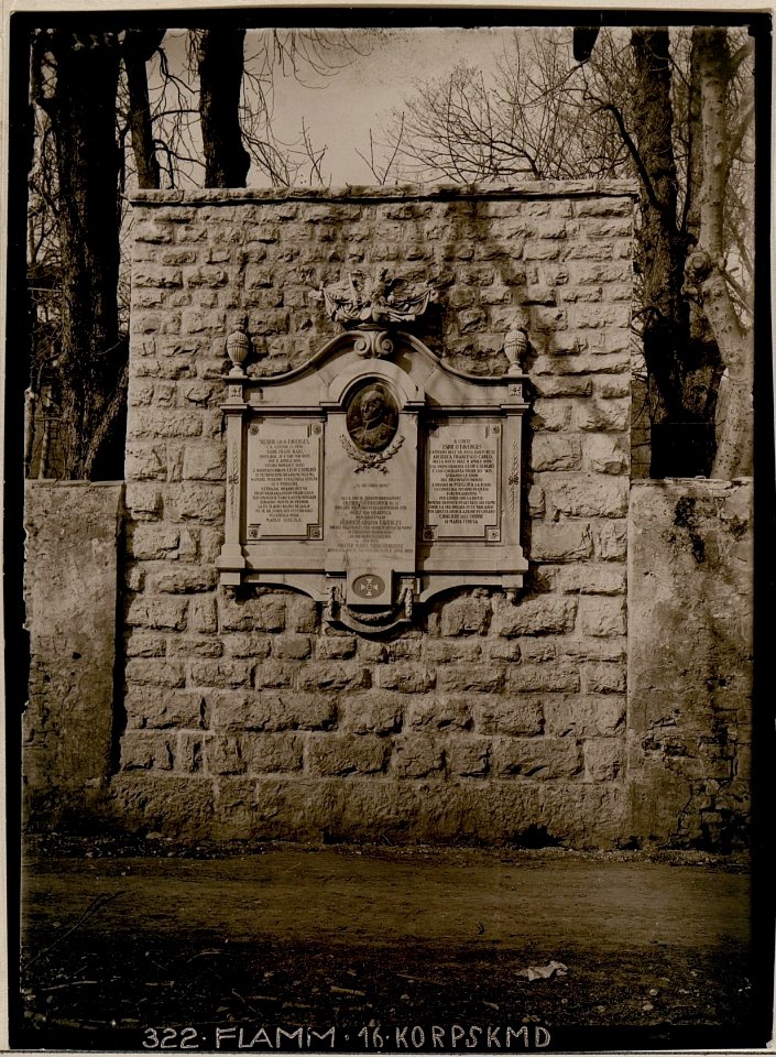 Denkmal des Maria-Theresien-Ritters Hauptmann Heinrich Fevergas für die Waffentat mit dem k.u.k.Infanterieregiment Nr.52 am 11.4.1809 an der Gartenmauer des zerschossenen Schlosses des Grafen Attems (BildID 15732271)