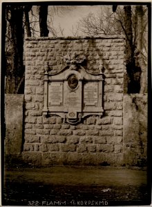 Denkmal des Maria-Theresien-Ritters Hauptmann Heinrich Fevergas für die Waffentat mit dem k.u.k.Infanterieregiment Nr.52 am 11.4.1809 an der Gartenmauer des zerschossenen Schlosses des Grafen Attems (BildID 15732271)