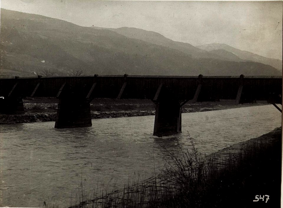Die, nach dem Kommandanten des siegreichen 14. Korps General der Infanterie Roth, benannte Brücke über die Eisack bei Brixen. (BildID 15579853)