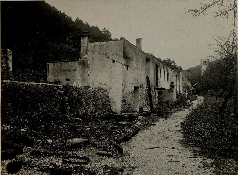 Die zerstörte Ortschaft Sankt KATHREIN. Aufgenommen am 15. Juli 1916. (BildID 15478024)