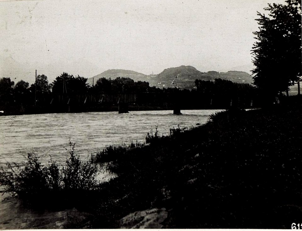 Die, nach dem Kommandanten des siegreichen 14. Korps General der Infanterie Roth, benannte Brücke über die Eisack bei Brixen. (BildID 15579860)