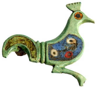 Dierfibula in geëmailleerd brons in de vorm van een haan, 100 tot 200 NC, vindplaats- Lauw, Tillerweg, 1991, omgeving van oven A en B, collectie Gallo-Romeins Museum Tongeren, GRM 10435