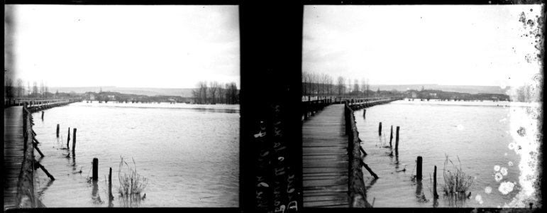 Dieue. Passerelle sur la Meuse. Vue sur le village - Fonds Berthelé - 49Fi323 photo