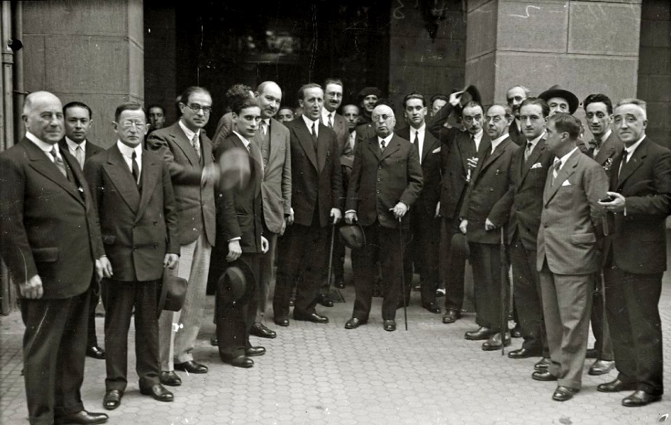 Diferentes personalidades en el homenaje a Arturo Campion, entre ellos se ecuentran Julián Elorza (presidente de la diputacion y de la Sociedad de Estudios Vascos), Carmelo Etxegaray, Julio... (3 de 4) - Fondo Car-Kutxa Fototeka
