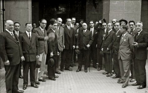 Diferentes personalidades en el homenaje a Arturo Campion, entre ellos se ecuentran Julián Elorza (presidente de la diputacion y de la Sociedad de Estudios Vascos), Carmelo Etxegaray, Julio... (3 de 4) - Fondo Car-Kutxa Fototeka