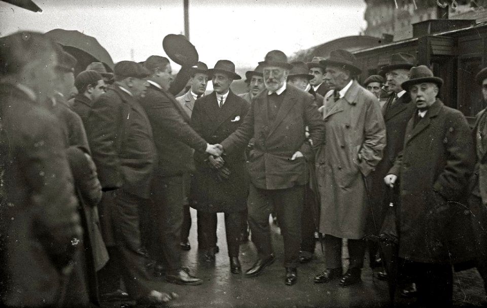 Diferentes personalidades en la estación de tren de Irun, entre ellos se encuentra el escritor Miguel de Unamuno (1 de 1) - Fondo Car-Kutxa Fototeka