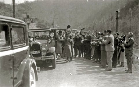 Diferentes personalidades en las Jornadas de Confraternidad Vasco-Catalana-Gallega, entre las se encuentran Juan Olasagasti, Buenaventura Elizondo, Telesforo Monzon, Teodoro Hernandorena,... (5 de 20) - Fondo Car-Kutxa Fototeka