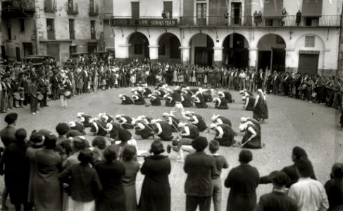 Diferentes personalidades en las Jornadas de Confraternidad Vasco-Catalana-Gallega, entre las se encuentran Juan Olasagasti, Buenaventura Elizondo, Telesforo Monzon, Teodoro Hernandorena,... (9 de 20) - Fondo Car-Kutxa Fototeka
