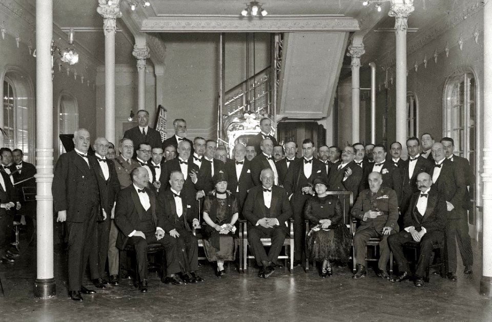 Diferentes personalidades en un restaurante, entre ellos se encuentra el general Miguel Primo de Rivera, el alcalde de San Sebastián Juan José Prado, el presidente de la Diputación Vicente Laffitte (1 de 1) - Fondo Car-Kutxa Fototeka