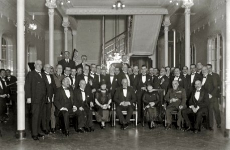 Diferentes personalidades en un restaurante, entre ellos se encuentra el general Miguel Primo de Rivera, el alcalde de San Sebastián Juan José Prado, el presidente de la Diputación Vicente Laffitte (1 de 1) - Fondo Car-Kutxa Fototeka