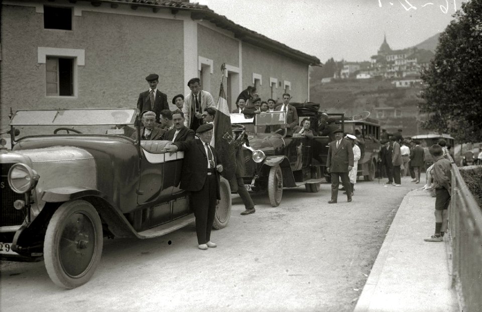 Diferentes modelos de automóviles aparcados en el barrio del puerto de Hernani (1 de 1) - Fondo Car-Kutxa Fototeka