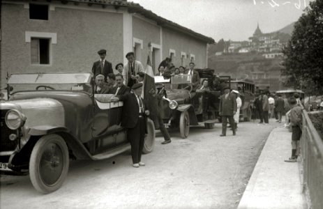 Diferentes modelos de automóviles aparcados en el barrio del puerto de Hernani (1 de 1) - Fondo Car-Kutxa Fototeka