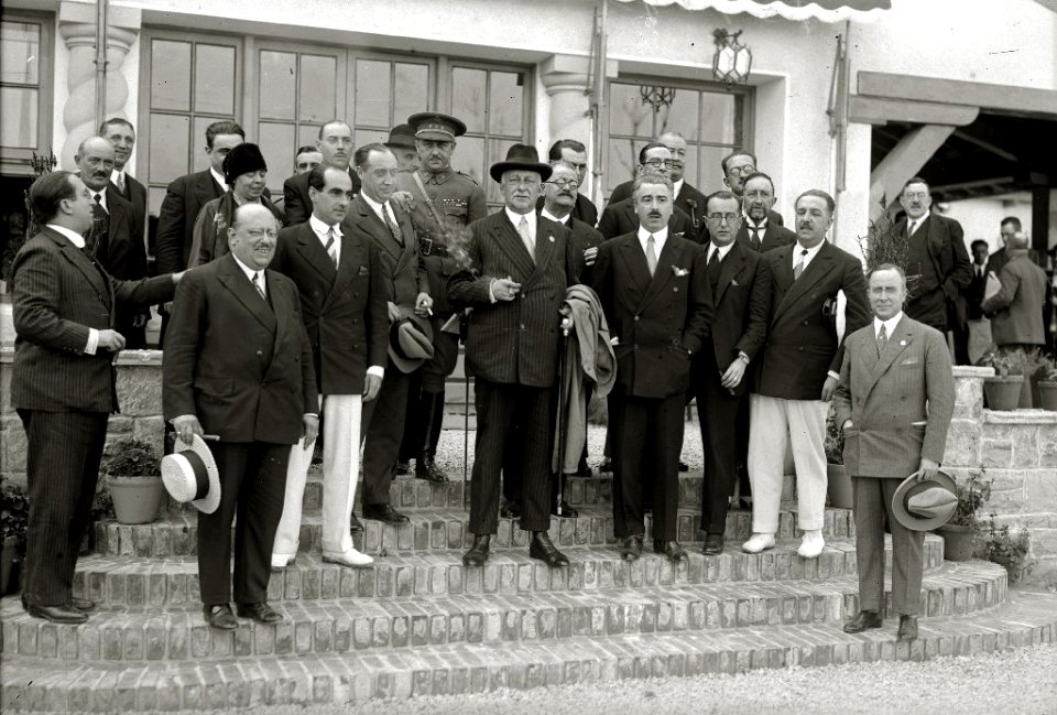Diferentes personalidades, entre ellos el general Miguel Primo de Rivera y el alcalde de San Sebastián José Antonio Beguiristain (1 de 1) - Fondo Car-Kutxa Fototeka