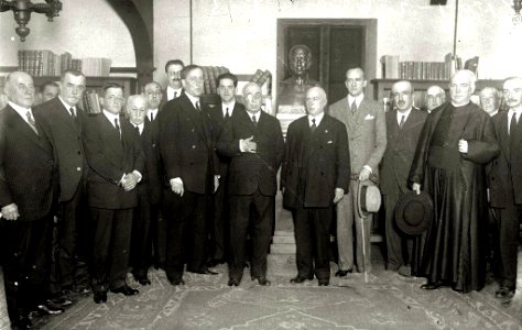 Diferentes personalidades en el homenaje a Arturo Campion, entre ellos se ecuentran Julián Elorza (presidente de la diputacion y de la Sociedad de Estudios Vascos), Carmelo Etxegaray, Julio... (4 de 4) - Fondo Car-Kutxa Fototeka