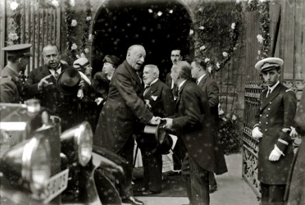Diferentes personalidades en la salida de la basílica del Santo Cristo de Lezo entre ellas se encuantran el general Miguel Primo de Rivera y el Conde de Romanones (1 de 1) - Fondo Car-Kutxa Fototeka