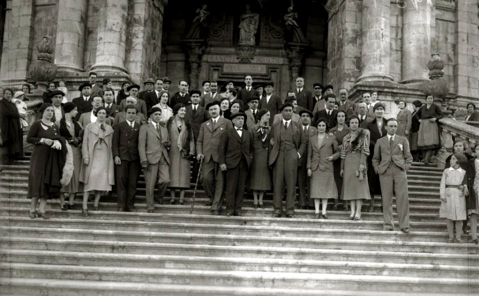 Diferentes personalidades en las Jornadas de Confraternidad Vasco-Catalana-Gallega, entre las se encuentran Juan Olasagasti, Buenaventura Elizondo, Telesforo Monzon, Teodoro Hernandorena,... (12 de 20) - Fondo Car-Kutxa Fototeka