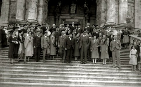 Diferentes personalidades en las Jornadas de Confraternidad Vasco-Catalana-Gallega, entre las se encuentran Juan Olasagasti, Buenaventura Elizondo, Telesforo Monzon, Teodoro Hernandorena,... (12 de 20) - Fondo Car-Kutxa Fototeka