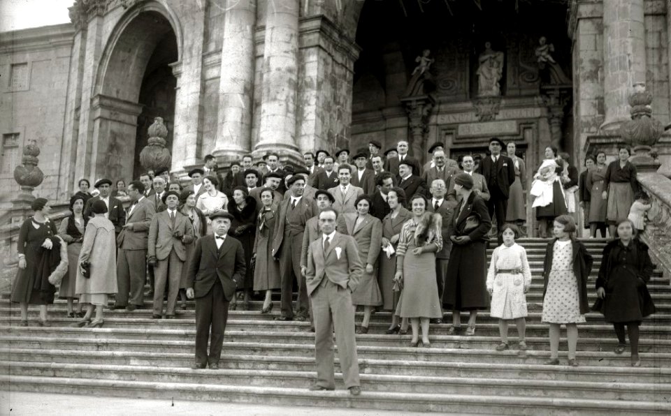 Diferentes personalidades en las Jornadas de Confraternidad Vasco-Catalana-Gallega, entre las se encuentran Juan Olasagasti, Buenaventura Elizondo, Telesforo Monzon, Teodoro Hernandorena,... (10 de 20) - Fondo Car-Kutxa Fototeka