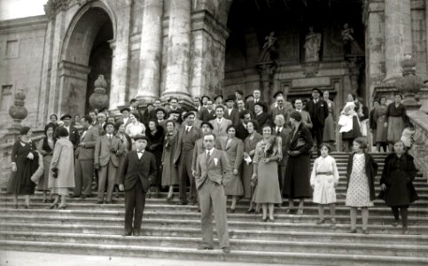 Diferentes personalidades en las Jornadas de Confraternidad Vasco-Catalana-Gallega, entre las se encuentran Juan Olasagasti, Buenaventura Elizondo, Telesforo Monzon, Teodoro Hernandorena,... (10 de 20) - Fondo Car-Kutxa Fototeka