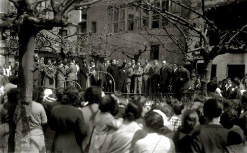 Diferentes personalidades en las Jornadas de Confraternidad Vasco-Catalana-Gallega, entre las se encuentran Juan Olasagasti, Buenaventura Elizondo, Telesforo Monzon, Teodoro Hernandorena,... (17 de 20) - Fondo Car-Kutxa Fototeka