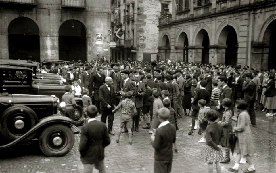 Diferentes personalidades en las Jornadas de Confraternidad Vasco-Catalana-Gallega, entre las se encuentran Juan Olasagasti, Buenaventura Elizondo, Telesforo Monzon, Teodoro Hernandorena,... (14 de 20) - Fondo Car-Kutxa Fototeka